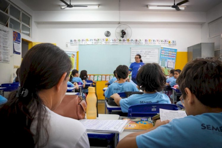 Prefeitura firma contrato de R$ 1,5 milhão para compra de 30 mil mochilas escolares