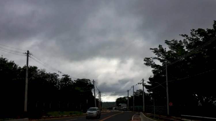 Céu ‘fecha’ em Campo Grande e chuva forte é registrada em vários pontos da cidade