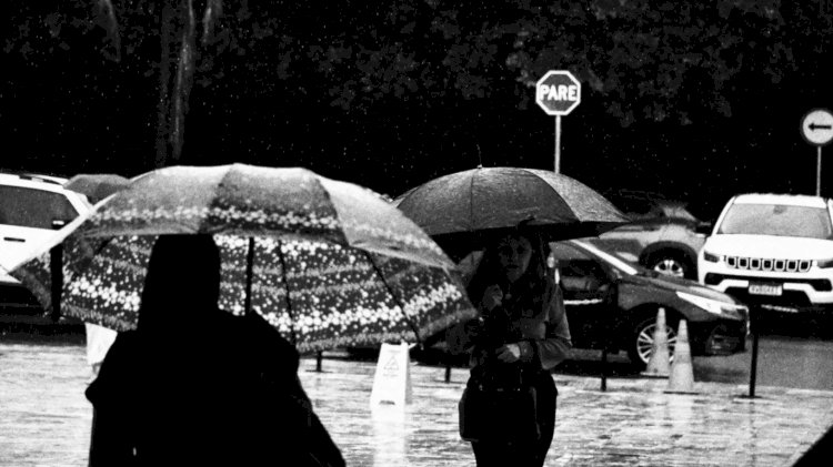 Prepare o guarda-chuva: terça-feira será de tempo instável e temperaturas amenas