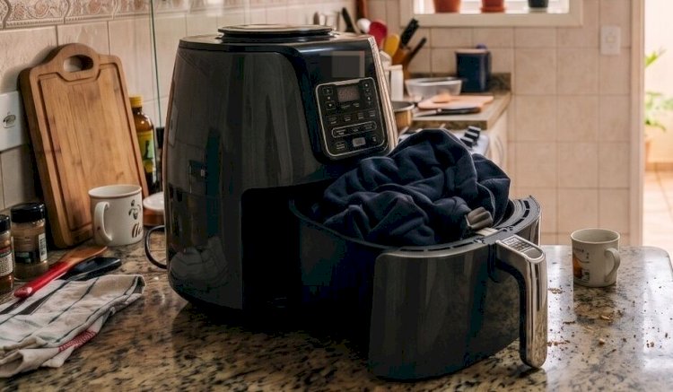 Mulher surta, invade casa do ex, agride casal e coloca casaco para queimar em air fryer