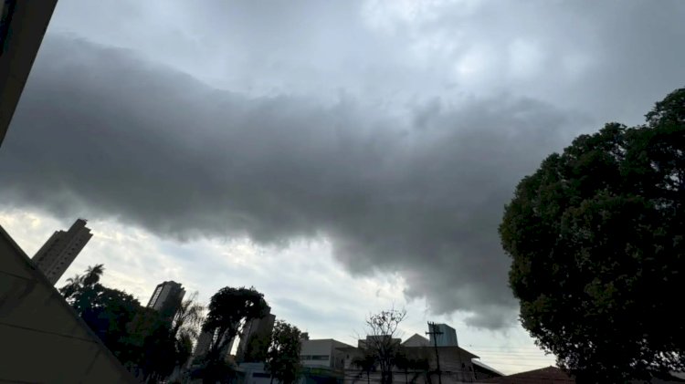 Vem tempestade? Nuvem gigante encobre Campo Grande na manhã desta sexta-feira